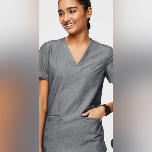 FIGS Casma 3-pocket scrub top in Graphite - small - Picture 1 of 4